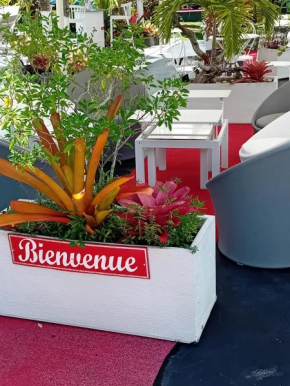 Bungalow charmant à Sainte-Rose avec terrasse et piscine